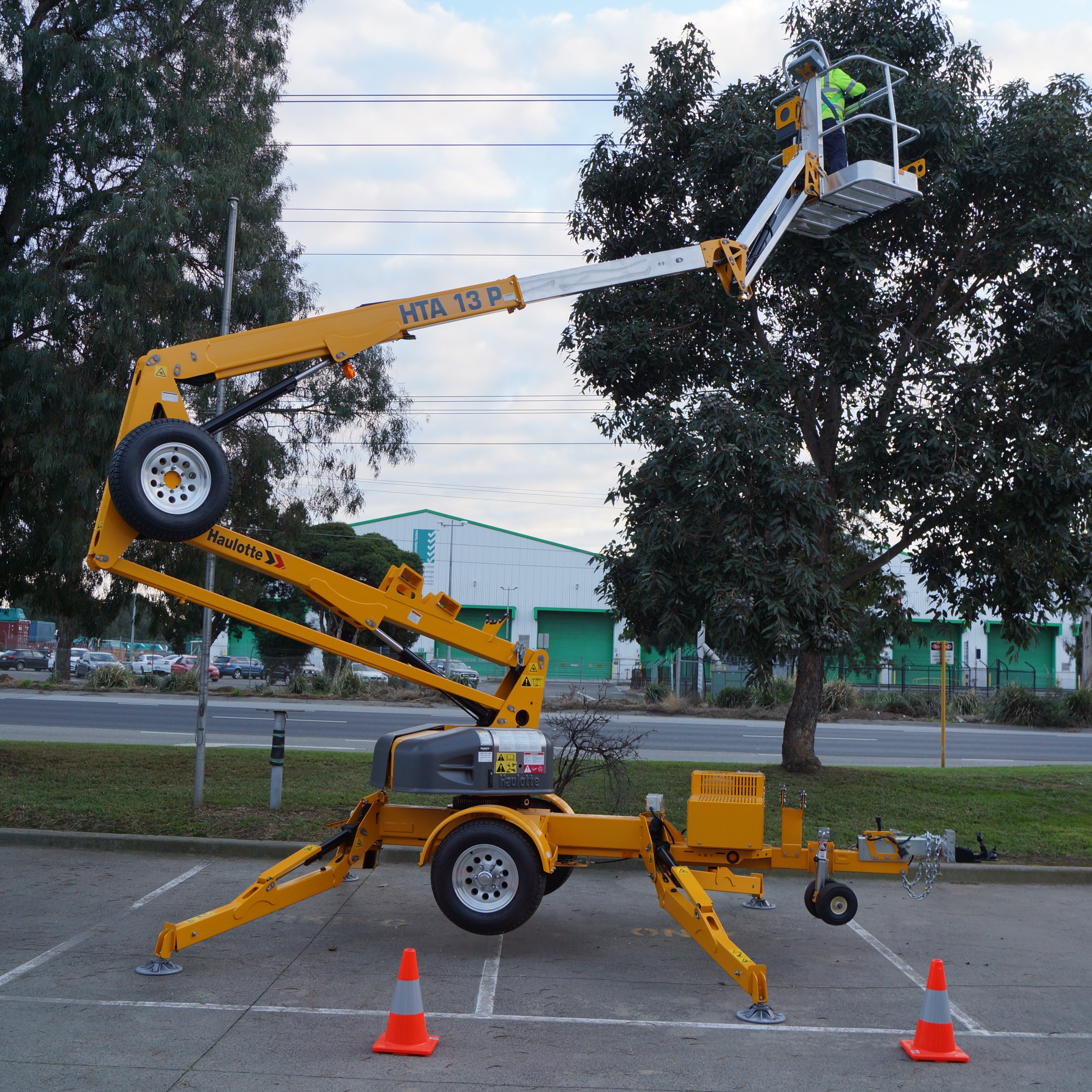 yellow trailer boom in use